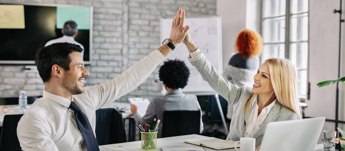 happy-business-people-supporting-each-other-giving-high-five-office_1200_schmal